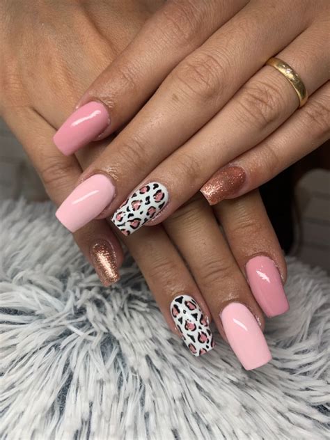 uñas leopardo rosa